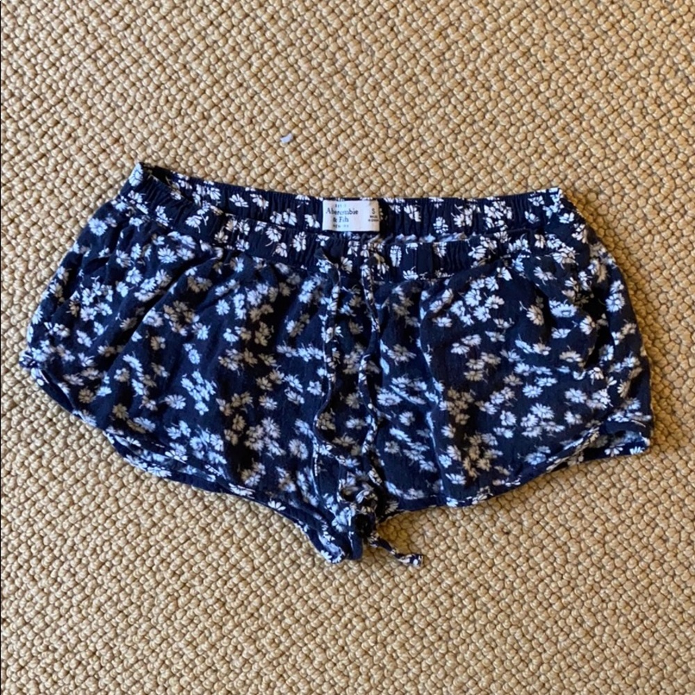 Abercrombie & Fitch Navy Floral Shorts! Size Small